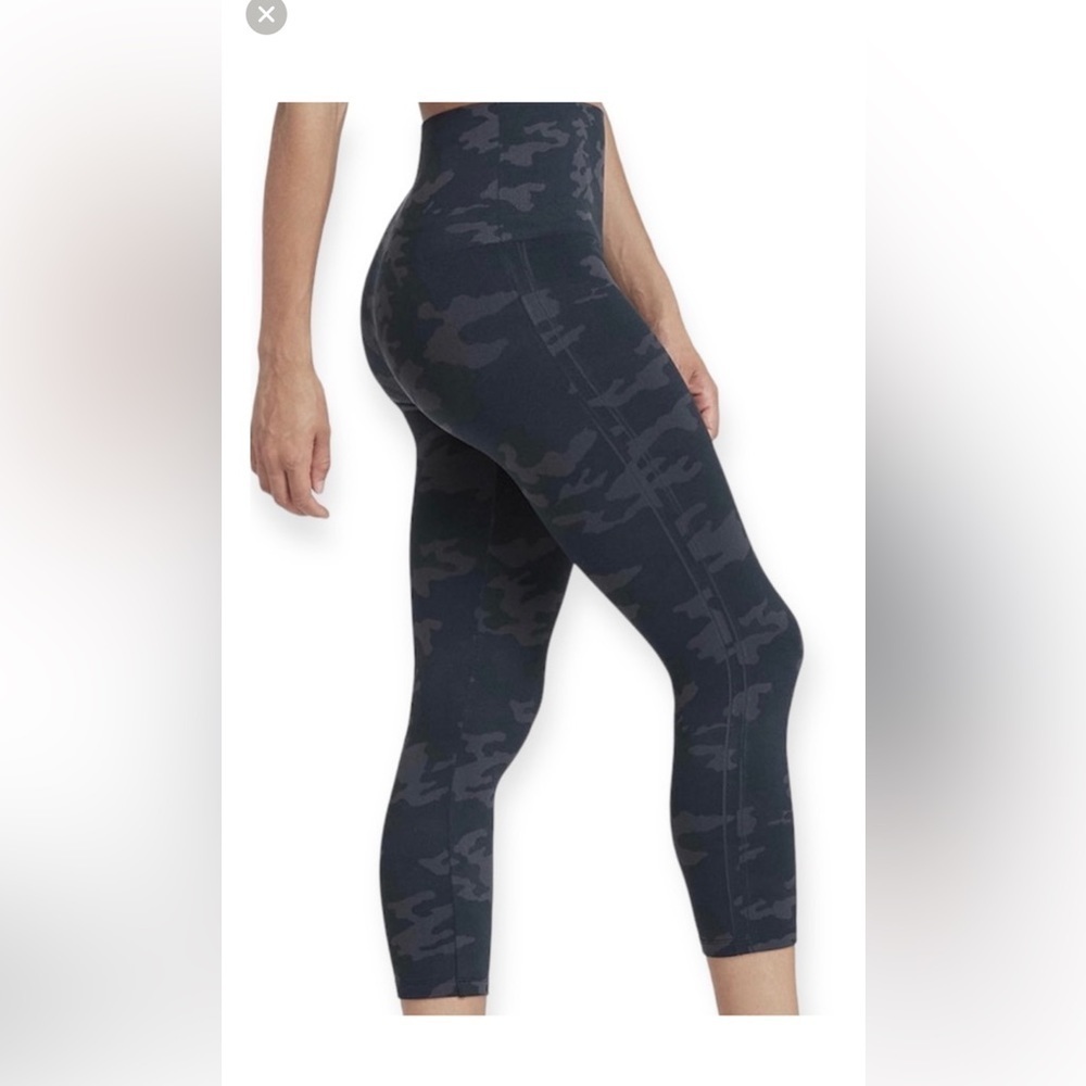 Spanx Cropped Look at Me Now Black Camo Leggings size 1X - Picture 7 of 14